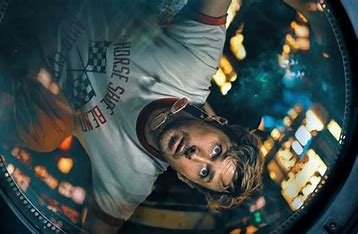 Pôster oficial do filme Devoradores de Estrelas (2026), com Ryan Gosling como Ryland Grace, um astronauta em traje espacial flutuando em uma nave solitária no espaço sideral escuro. Ao fundo, uma estrela morrendo e o sistema solar Tau Ceti, com elementos de ficção científica como painéis de controle e substâncias misteriosas. O título "Devoradores de Estrelas" em letras estilizadas e o texto "Estreia: 20 de março de 2026" destacam a adaptação do livro de Andy Weir.