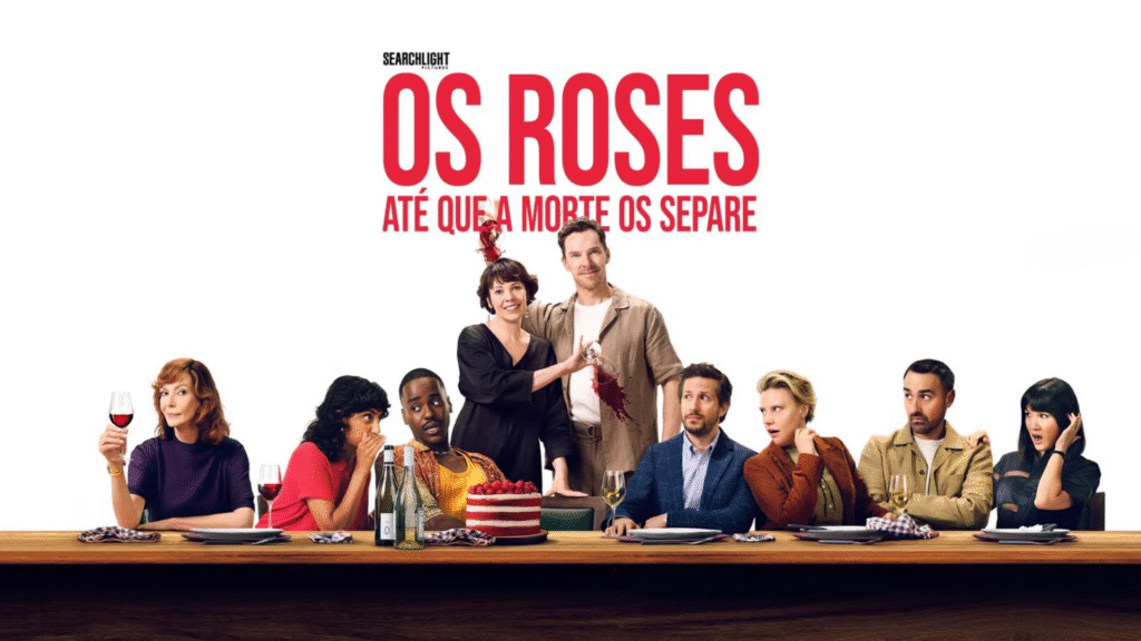 Imagem promocional do filme "Os Roses: Até Que a Morte os Separe", mostrando uma mesa de jantar com sete personagens em uma cena cômica. No centro, uma mulher em preto segura uma garrafa de vinho derramando sobre um homem em bege, ambos com expressões exageradas. À esquerda, uma mulher em roxo segura uma taça de vinho, e outra em vermelho observa. À direita, três pessoas em azul, marrom e preto reagem com surpresa. Uma torta de morango decora a mesa, com o texto "SEARCHLIGHT" e "OS ROSES ATÉ QUE A MORTE OS SEPARE" em vermelho acima.